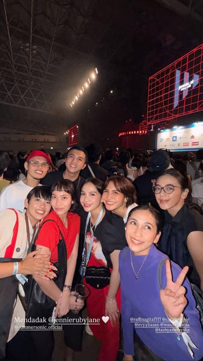 Nagita Slavina menonton penampilan Jennie di festival musik Summer Sonic Jepang berdasarkan unggahan Instagram Raffi dan Nagita.