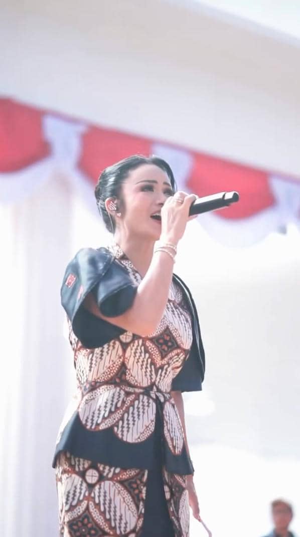 Kris Dayanti melakukan persiapan sebelum tampil pada perayaan HUT ke-81 Republik Indonesia mendatang.