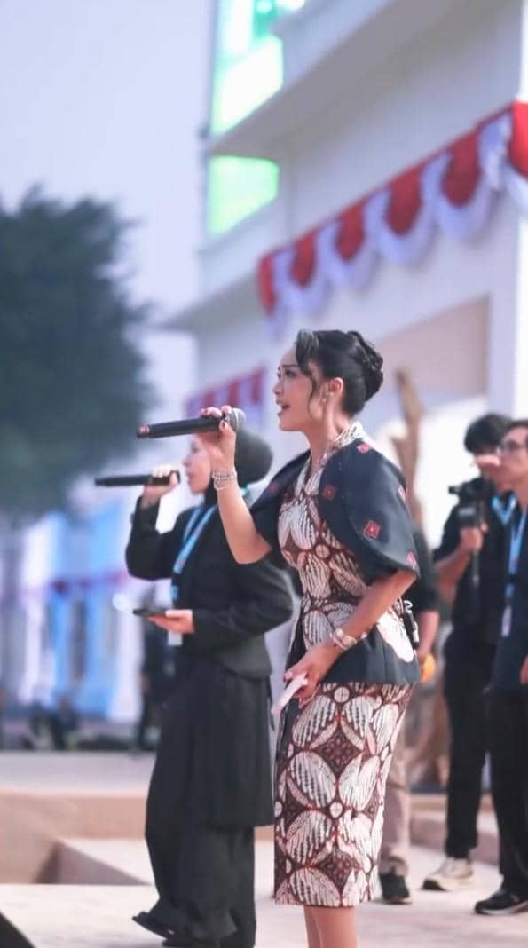 Kris Dayanti bersiap untuk tampil dalam perayaan HUT RI ke-81 berdasarkan unggahan Instagram pribadinya.