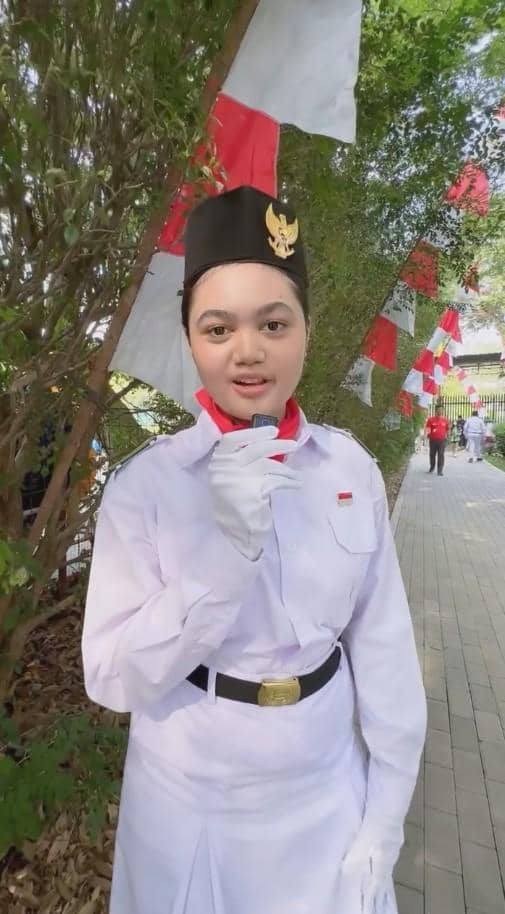 Amora Lemos mengenakan seragam Paskibra saat mengikuti upacara peringatan Hari Kemerdekaan 17 Agustus.