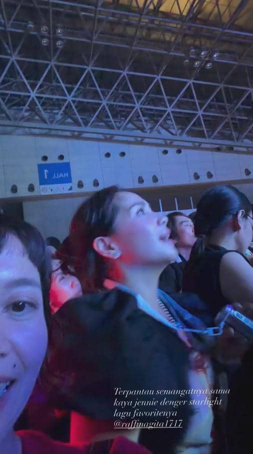 Nagita Slavina berada di area festival sambil menyaksikan penampilan Jennie di Summer Sonic di Jepang.