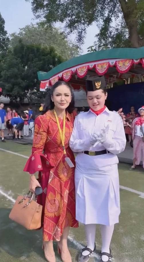 Amora Lemos tampil mengenakan seragam putih sebagai anggota Paskibra untuk upacara peringatan 17 Agustus.