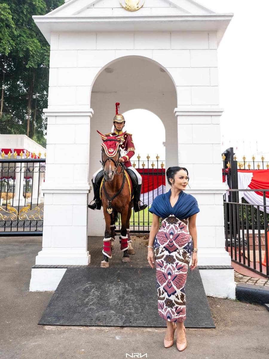 Kris Dayanti melakukan persiapan untuk tampil di peringatan HUT RI ke-81 dalam unggahan Instagram.