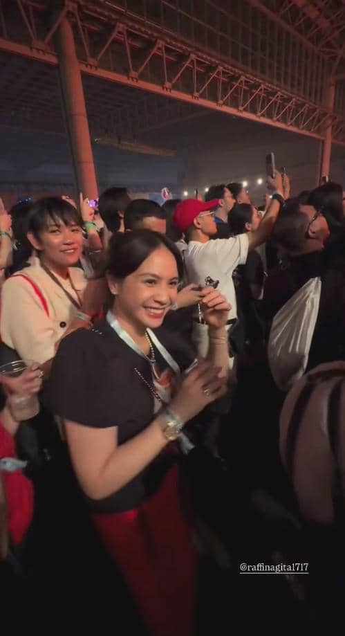 Nagita Slavina menyaksikan penampilan Jennie di panggung festival musik Summer Sonic di Jepang bersama penonton lain.