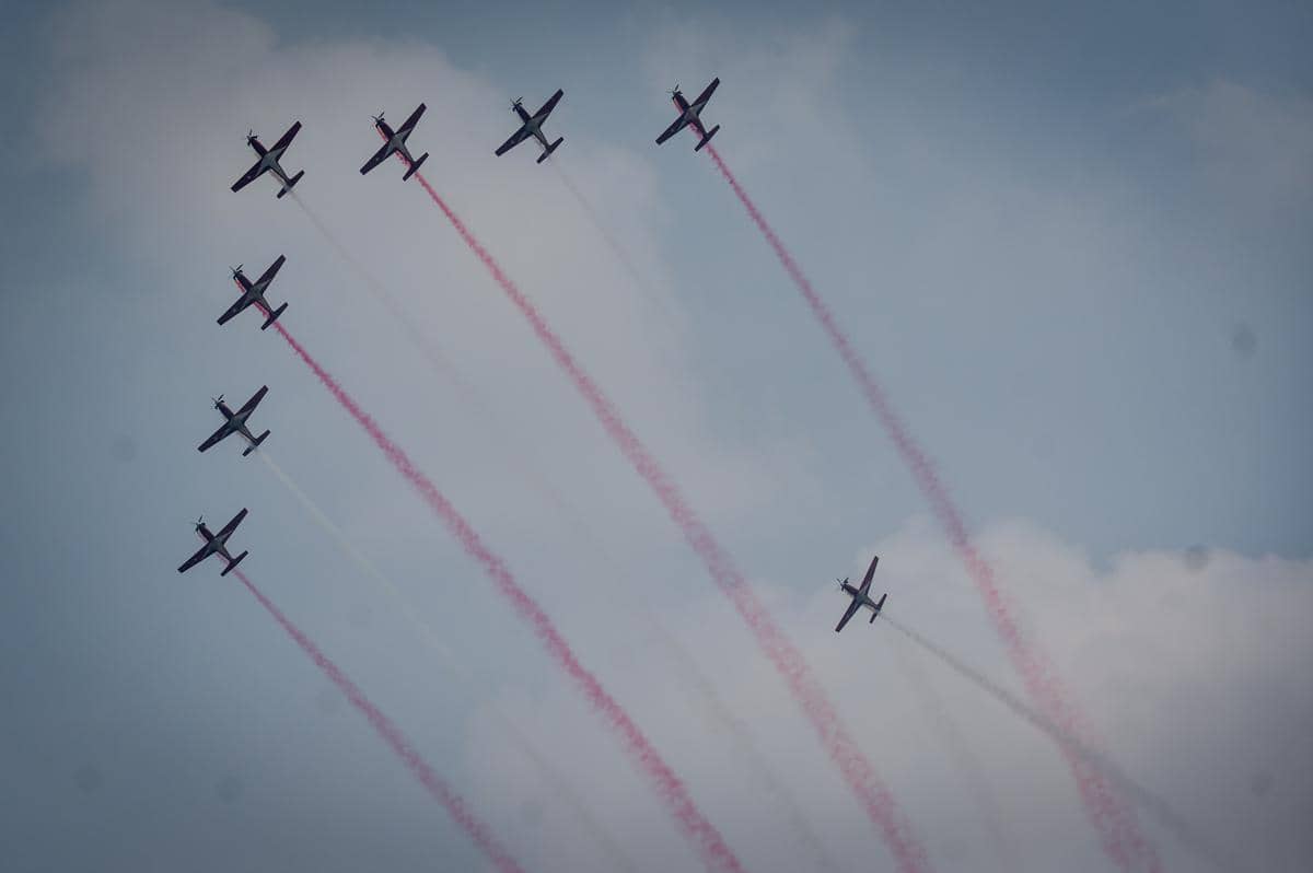 Pesawat KT-1B Woong Bee yang tergabung dalam Jupiter Aerobatic Team (JAT) TNI AU melakukan manuver
