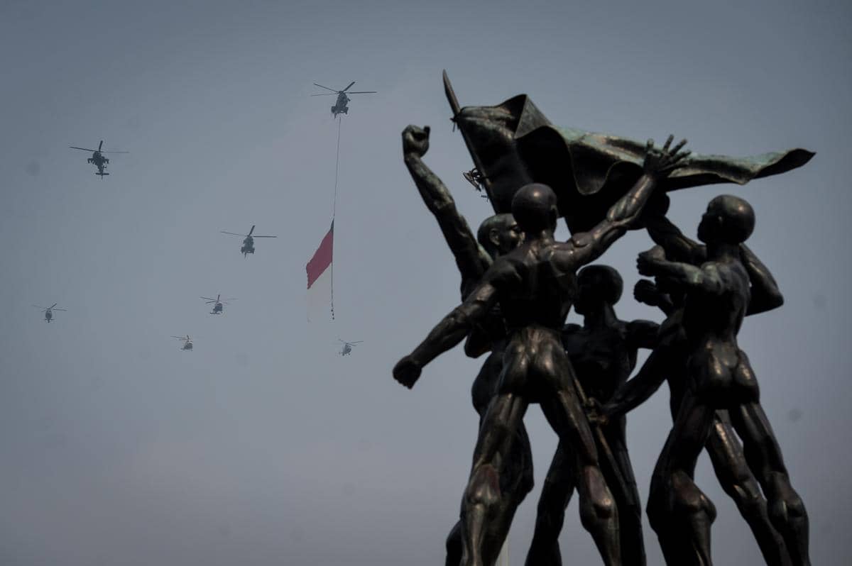 Helikopter membawa bendera Merah Putih saat mengikuti gladi bersih Upacara HUT ke-81 Kemerdekaan RI