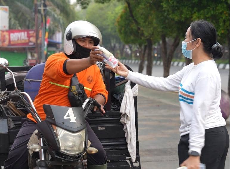 Kabut Asap Masih Menyelimuti, Imigrasi Pontianak Bagikan 1.700 Makser