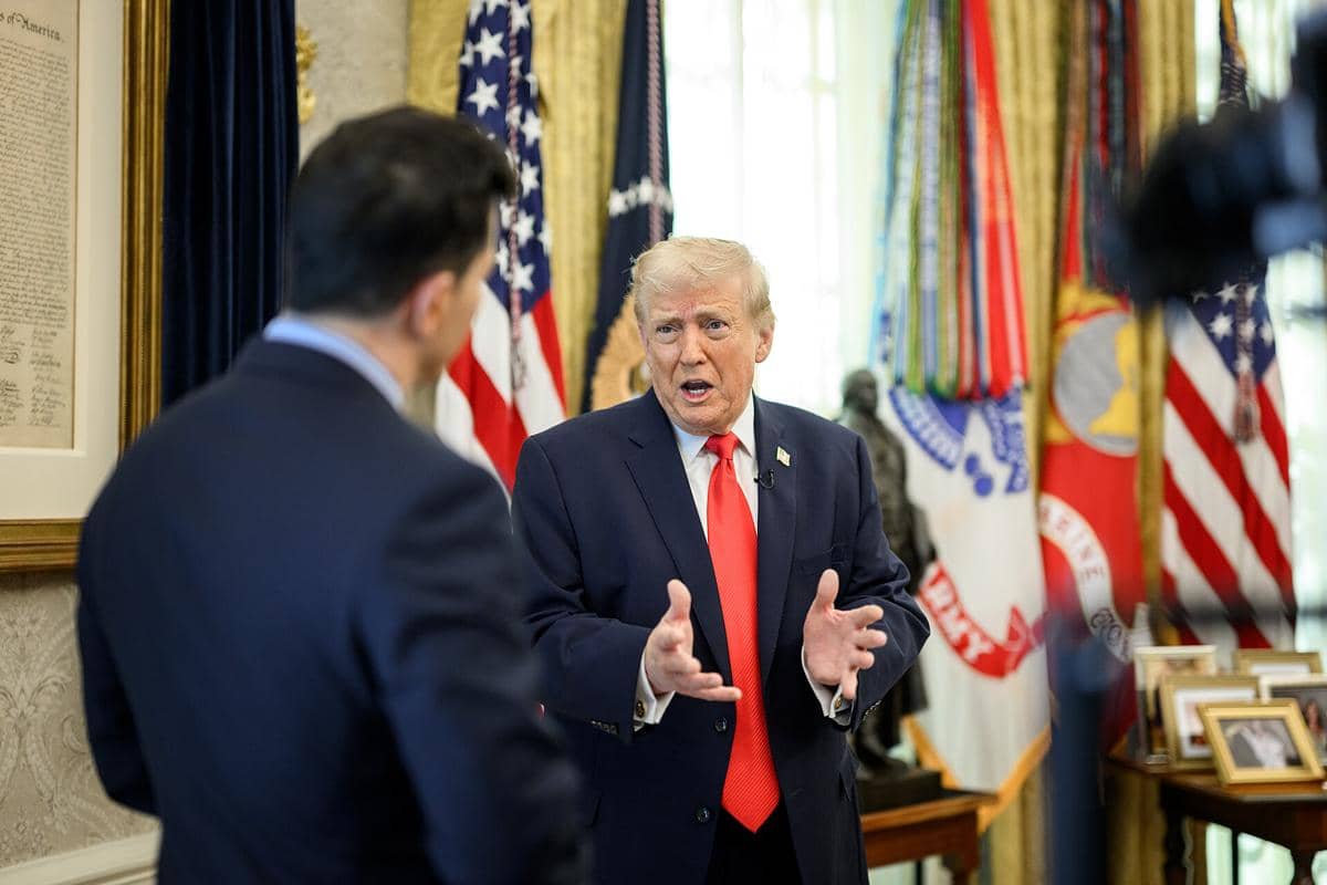 Presiden Amerika Serikat, Donald Trump, sedang diwawancara oleh pembawa acara NBC News, Tom Llamas, di Ruang Oval, Gedung Putih, pada 4 Februari 2026.