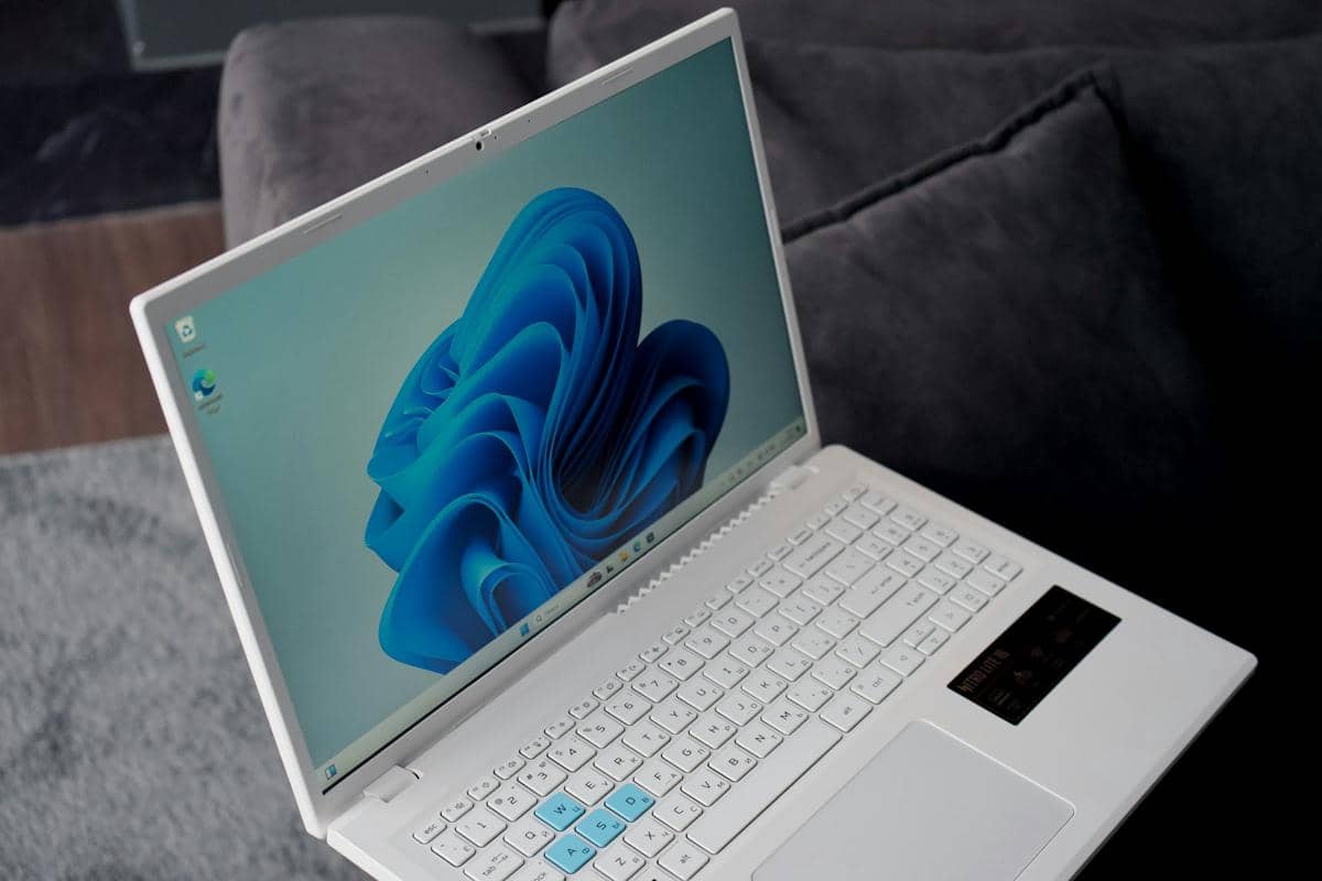 ilustrasi laptop