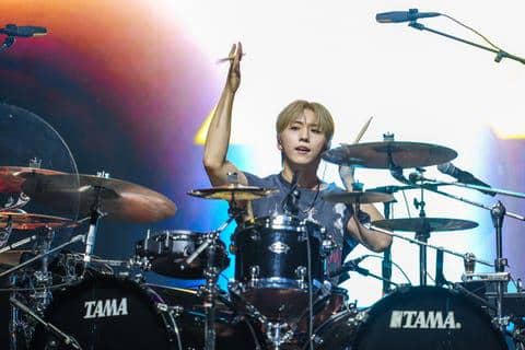 Gunil tampil memainkan drum bersama Xdinary Heroes.