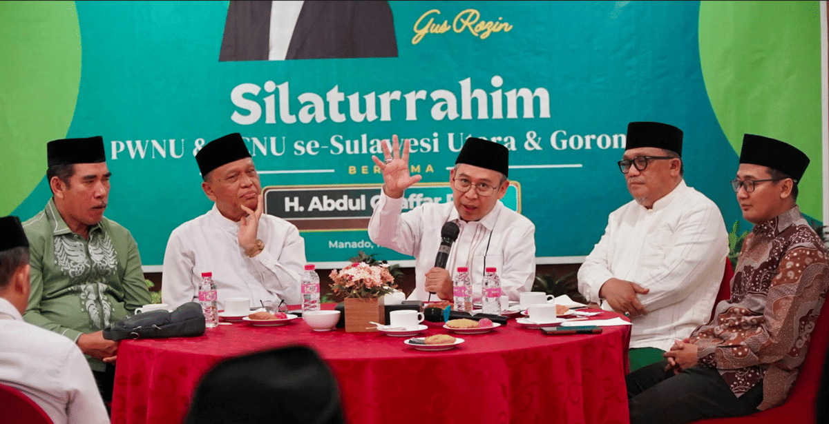 Gus Rozin berbincang dalam pertemuan bersama sesepuh NU dan kiai tingkat kabupaten/kota di ruang pertemuan.