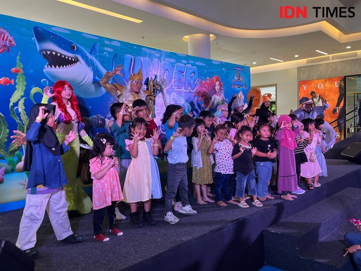 Anak-anak di Tangerang menjelajahi misteri dunia bawah laut dalam kegiatan Under The Sea yang edukatif.