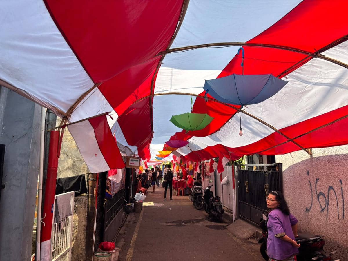 Sambut HUT RI ke-81, Warga Cikutra Bikin Terowongan Bendera 180 Meter