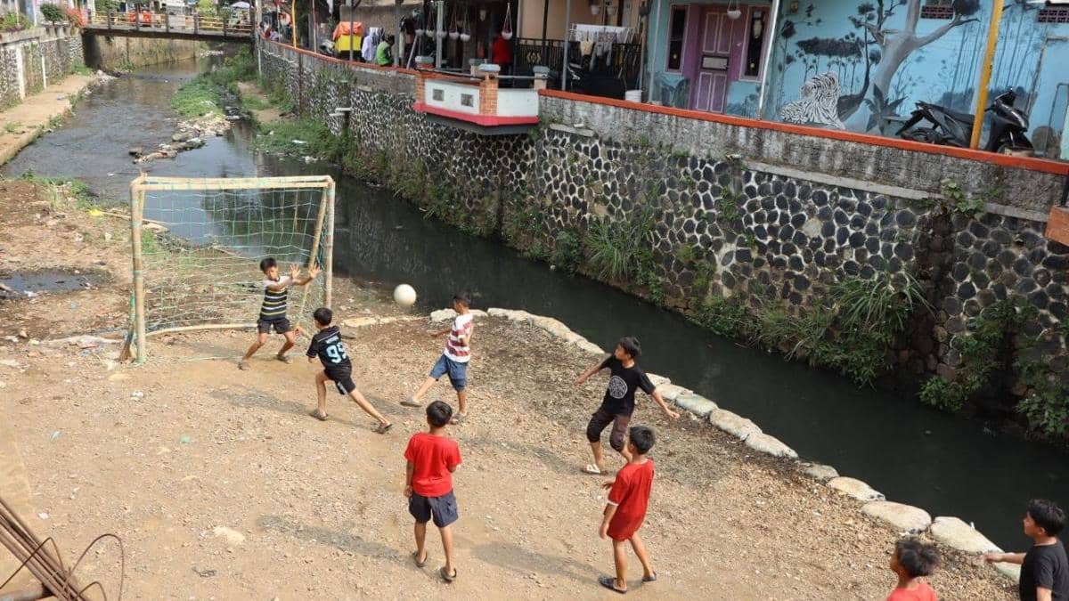 Tak Punya Lahan, Warga Bandung Sulap Dasar Sungai Jadi Lapangan 17-an