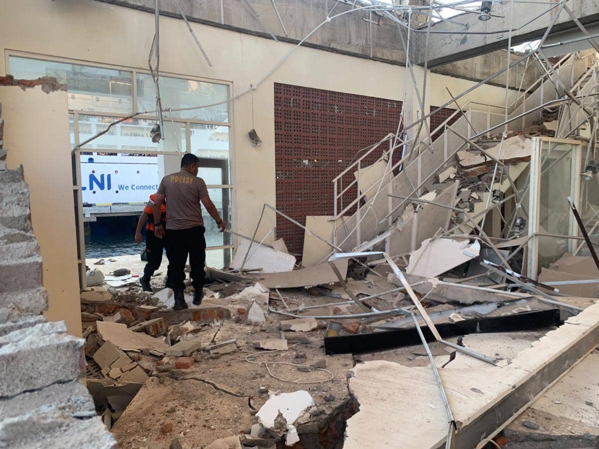 Gedung yang hancur akibat gempa di Flores tampak mengalami kerusakan berat pada bagian struktur bangunannya.