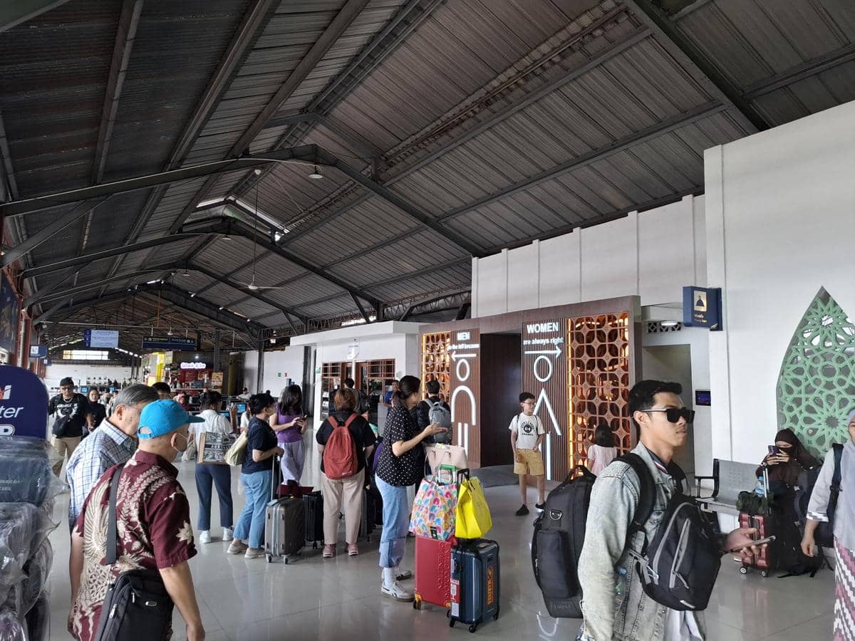Stasiun Tawang Bikin Penumpang Tersenyum lewat Papan Toilet Unik