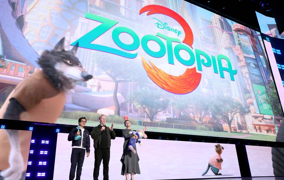 Ke Huy Quan, Jared Bush, CCO Disney Animation, dan Ginnifer Goodwin berbicara di panggung acara D23 di Anaheim.