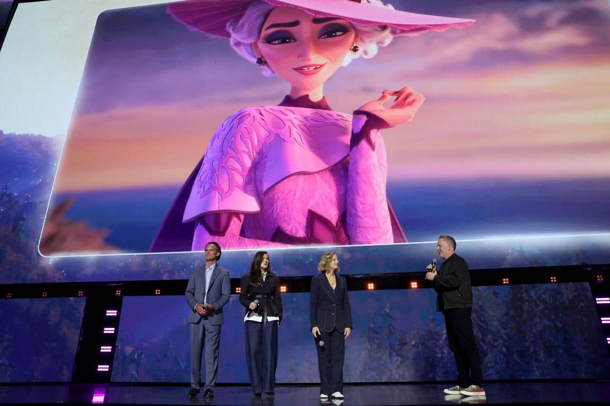 Walton Goggins, Hailee Steinfeld, Jodie Foster, dan Jared Bush berbicara di panggung Disney Entertainment Showcase D23 di Anaheim.