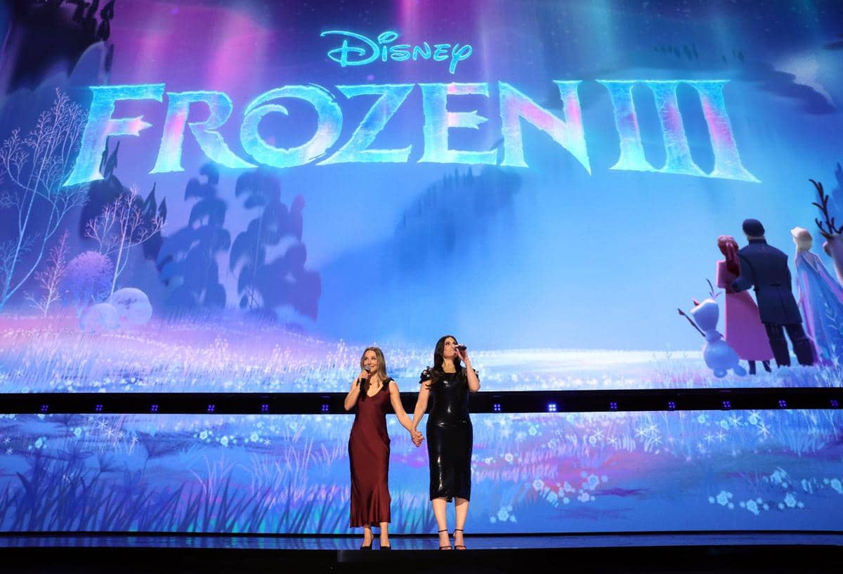 Kristen Bell dan Idina Menzel berbicara di panggung Disney Entertainment Showcase D23 di Anaheim, California.