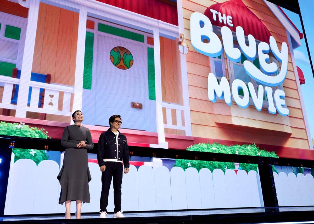 Ginnifer Goodwin dan Ke Huy Quan berbicara di panggung Disney Entertainment Showcase D23 di Anaheim, California.