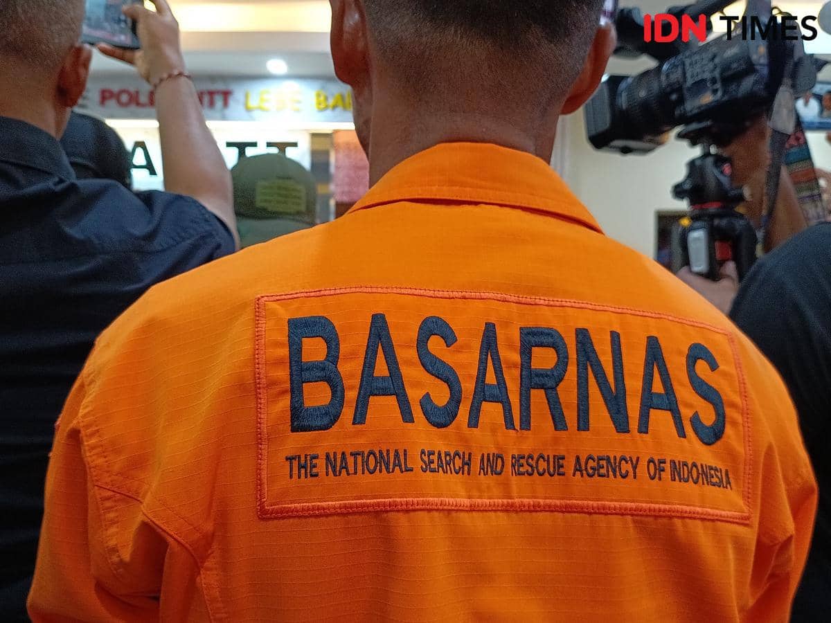Sejumlah anggota Basarnas mengikuti jumpa pers terkait gempa Flores di hadapan mikrofon dan media.