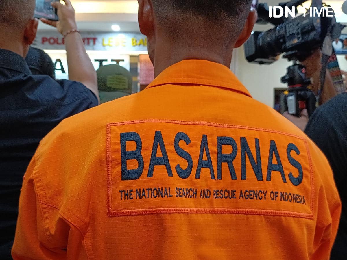 Sejumlah anggota Basarnas mengikuti jumpa pers terkait gempa Flores di hadapan mikrofon dan media.