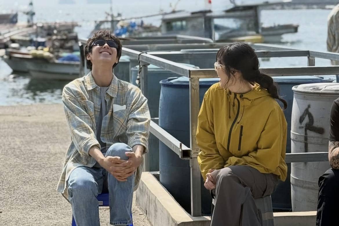 Yoo Hyeon Soo dan Kim Hye Jun berada di lokasi syuting A Shop for Killers Season 2 dalam momen behind the scene.