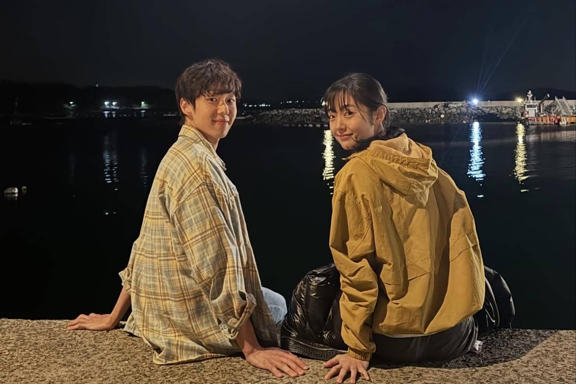 Yoo Hyeon Soo dan Kim Hye Jun bersama dalam momen di balik layar serial A Shop for Killers musim kedua.