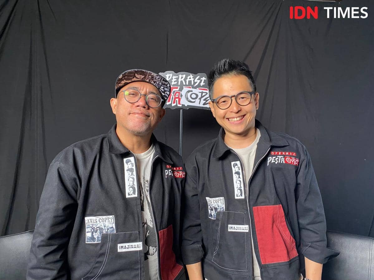 Ernest Prakasa dan Edy Khemod berpose bersama dalam potret dokumentasi IDN Times oleh Rani Asnurida.