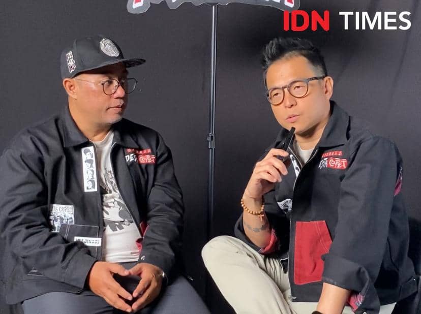 Ernest Prakasa dan Edy Khemod berpose bersama dalam potret dokumentasi yang diabadikan oleh IDN Times.