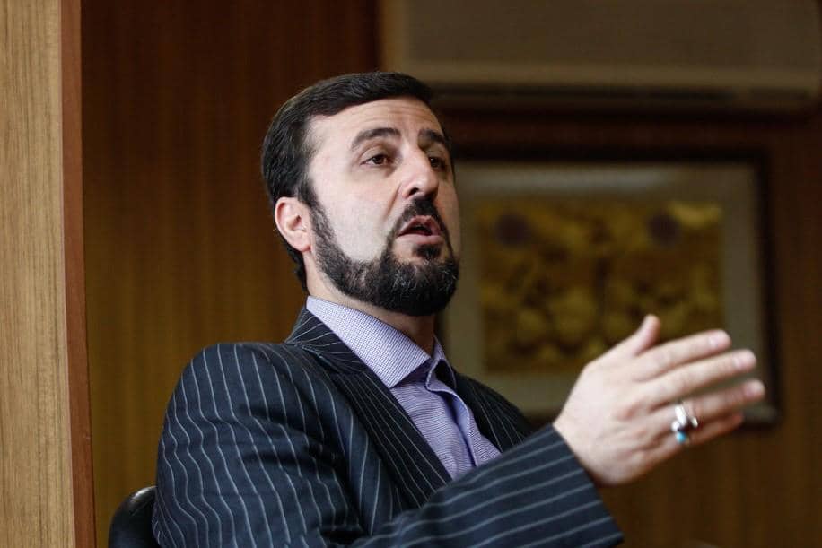 Kazem Gharib Abadi sedang berbicara kepada seseorang.