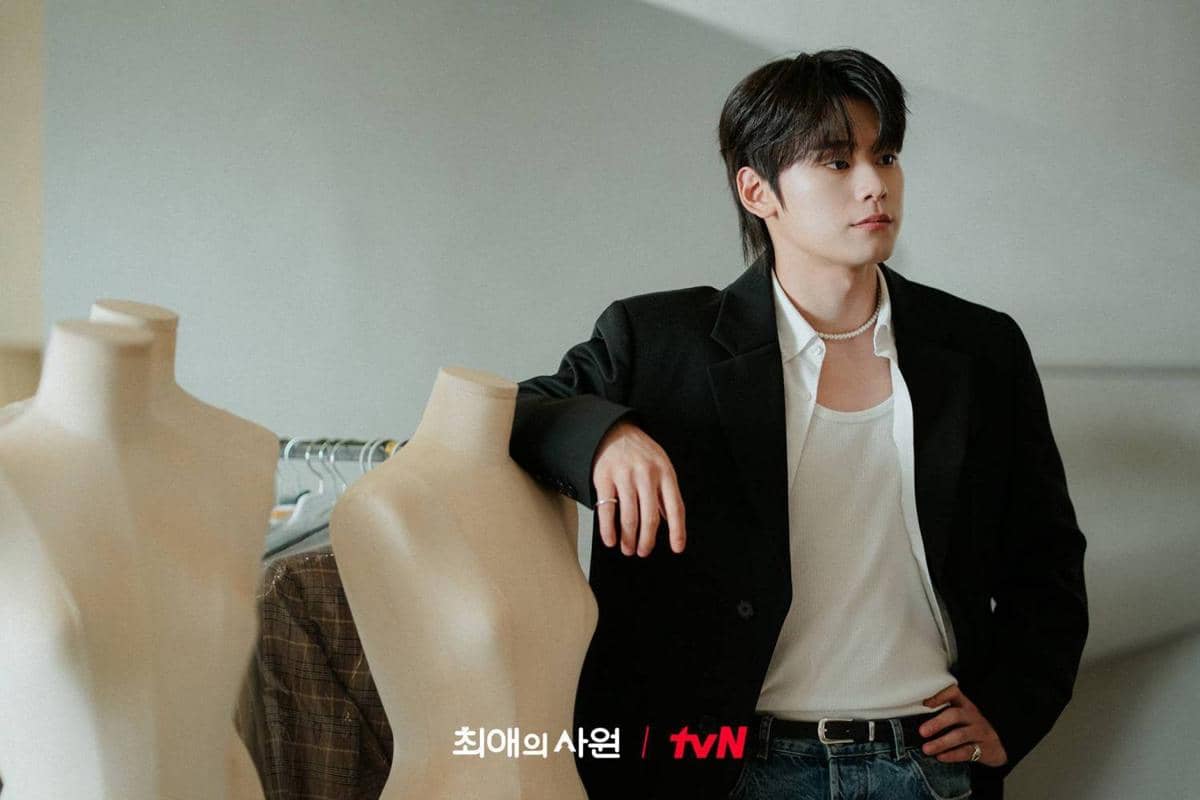 Cuplikan adegan dari drama My Bias, My Boss yang didokumentasikan oleh tvN sebagai materi promosi serial tersebut.