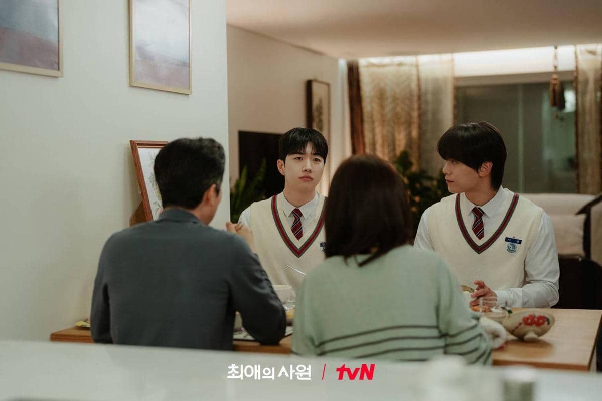 Cuplikan adegan dari drama My Bias, My Boss produksi tvN, menampilkan suasana cerita dalam serial tersebut.