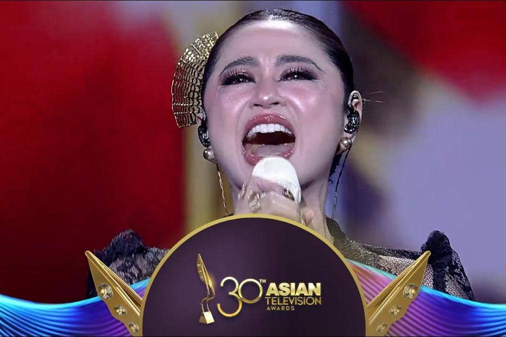 Dewi Perssik membawakan "Mimpi Manis"