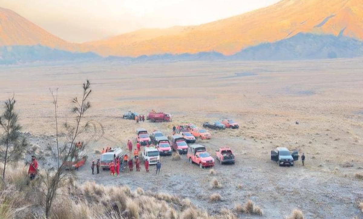 Petugas memantau api kebakaran hutan dan lahan di kawasan Gunung Bromo sebagai bagian dari upaya pengendalian Karhutla.