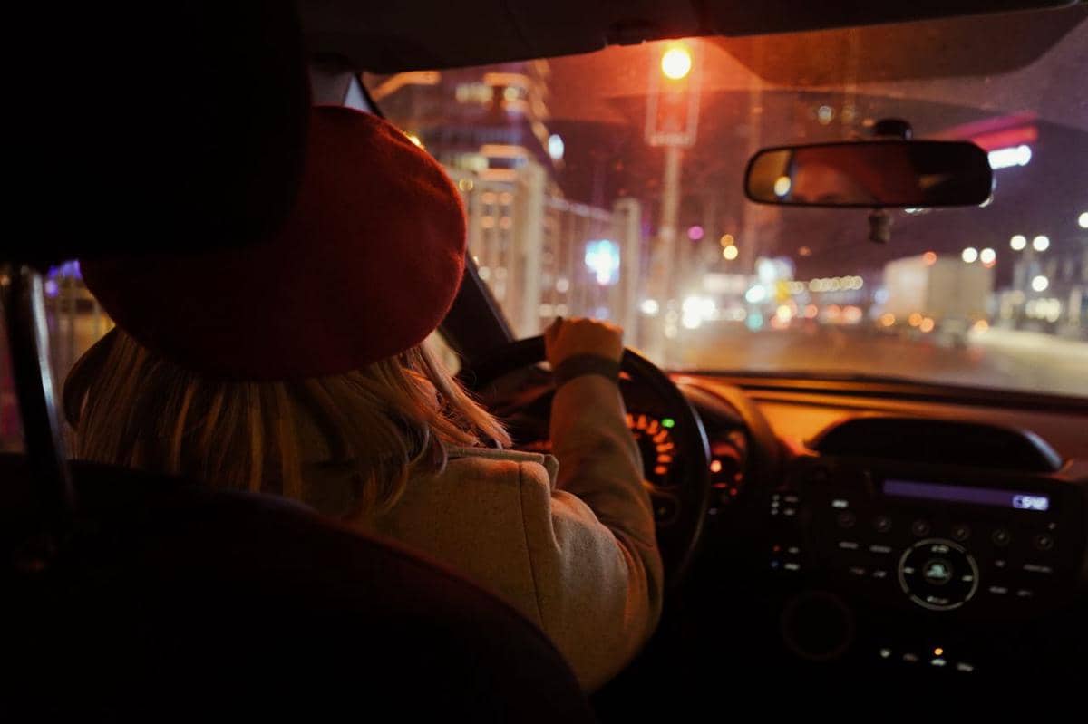 ilustrasi mengemudi mobil malam hari