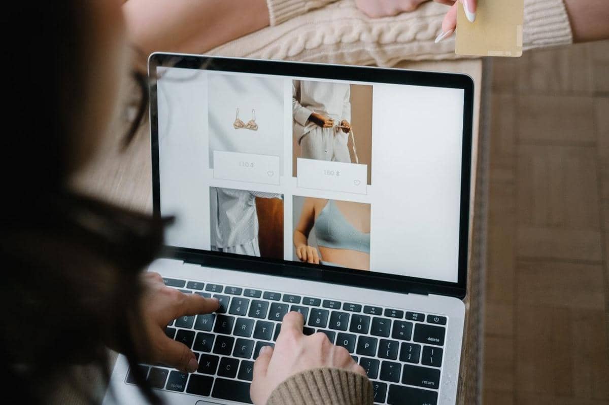 ilustrasi e-commerce menjadi salah satu sektor bisnis yang membuat China memiliki banyak orang kaya
