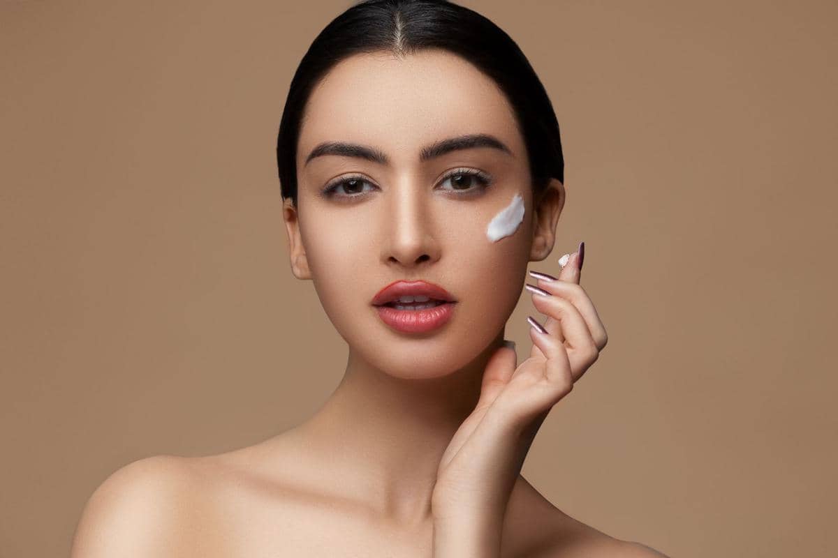 6 Cara Reapply Sunscreen di Atas Makeup Tanpa Bikin Cakey