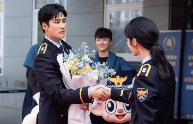 Potongan adegan drama Korea Flex x Cop 2 untuk musim kedua yang dirilis SBS sebagai still cut promosi.