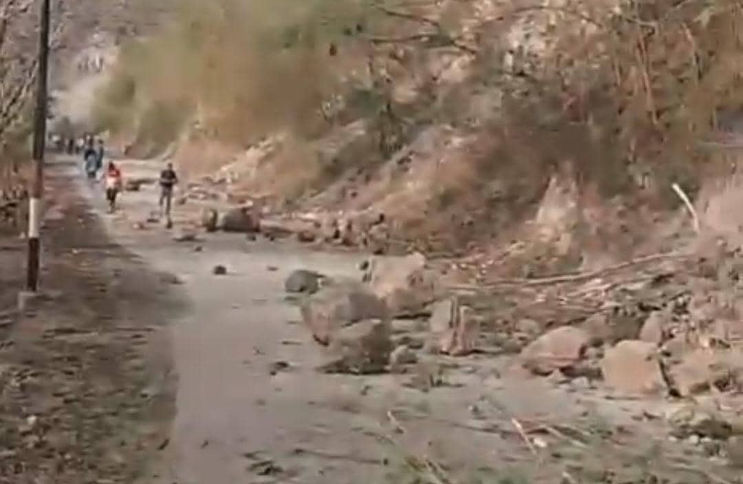 Akses jalan tertutup material longsor akibat gempa Flores, dengan tanah dan bebatuan menimbun jalur di kawasan terdampak.
