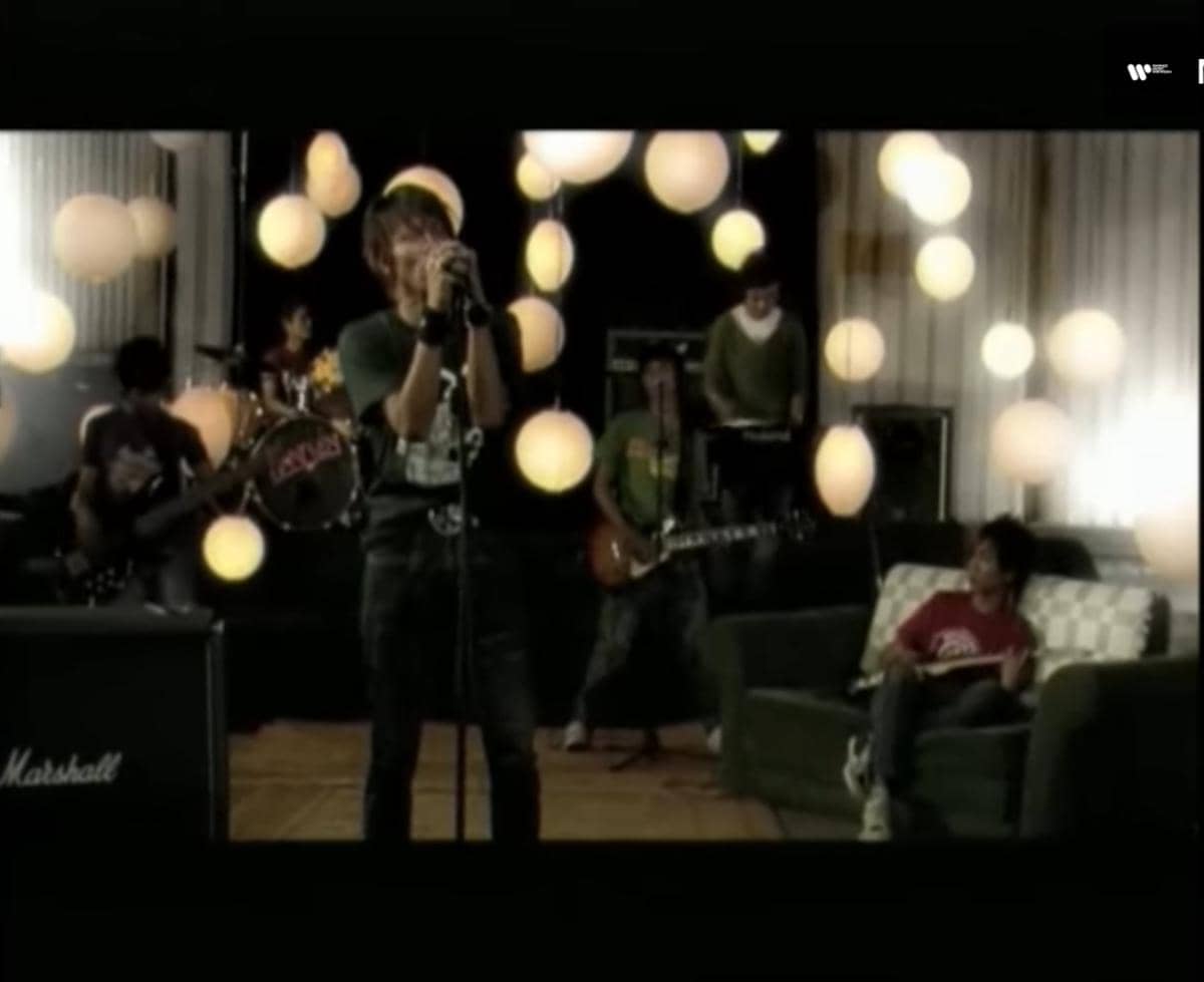 cuplikan video klip "Penantian yang Tertunda"