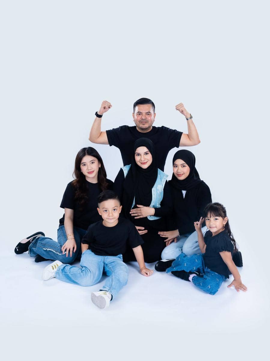 Potret gaya keluarga Irish Bella bersama anggota keluarganya yang tampil serasi dalam unggahan Instagram.