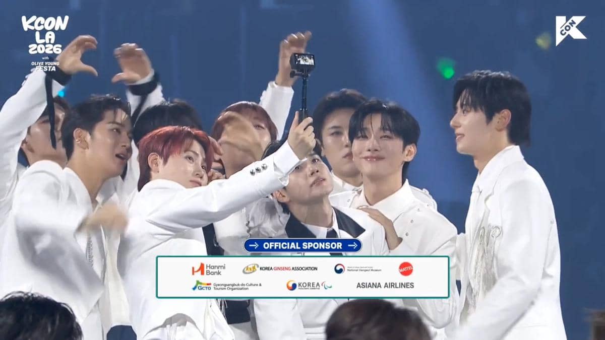 WANNA ONE tampil di KCON LA 2026 Day 1