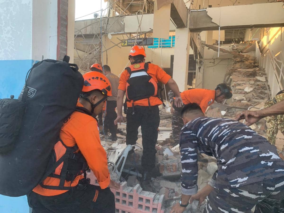 Tim SAR Evakuasi 3 Orang Korban Gempa NTT ke RSUD T.C Hillers Maumere