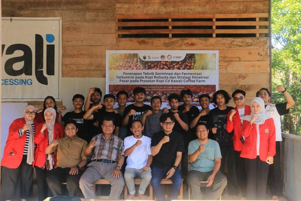 Tim dosen dan mahasiswa Universitas Hasanuddin (Unhas) mendorong peningkatan mutu dan nilai ekonomi kopi Robusta asalan di Kecamatan Kindang