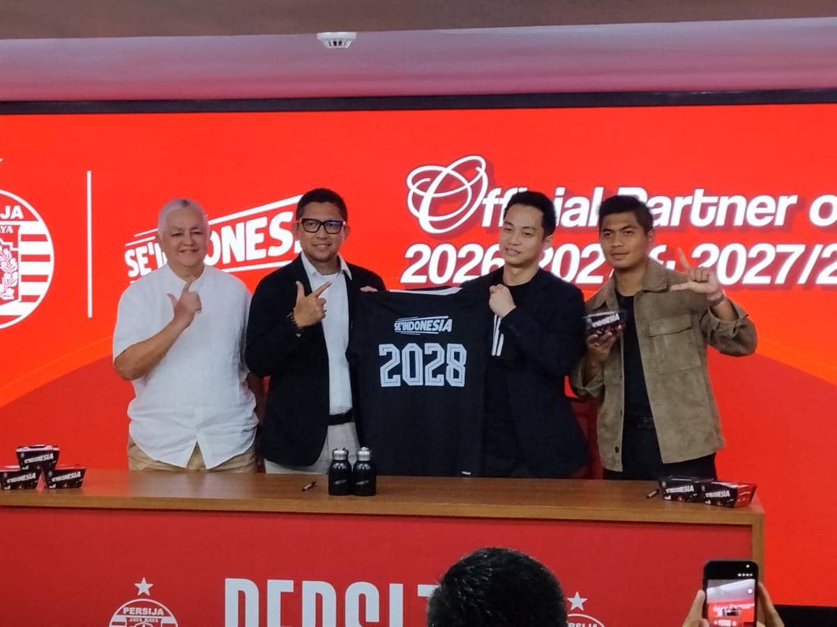 Perwakilan Persija dan Se'Indonesia dalam pengumuman perpanjangan kolaborasi untuk dua musim ke depan.