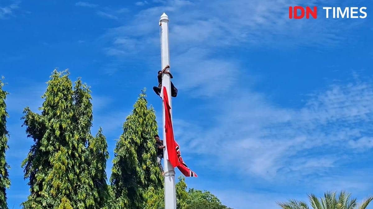 Bendera Merah Putih Diturunkan di Masjid Raya, Banda Aceh RicuhÂ