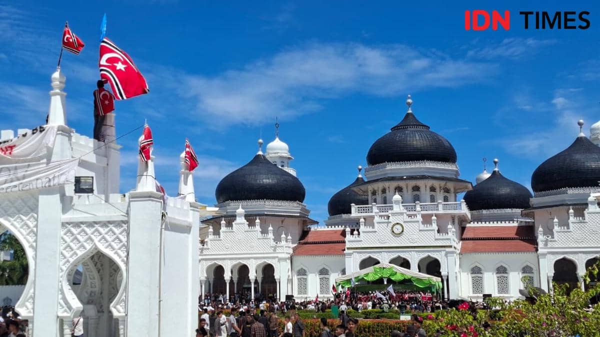 Warga Aceh Kibarkan Bendera Bulan Bintang di Masjid Raya