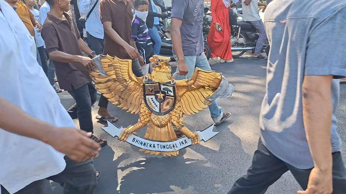 Massa Copot Lambang Garuda dan Merah Putih di Pendopo Gubernur Aceh
