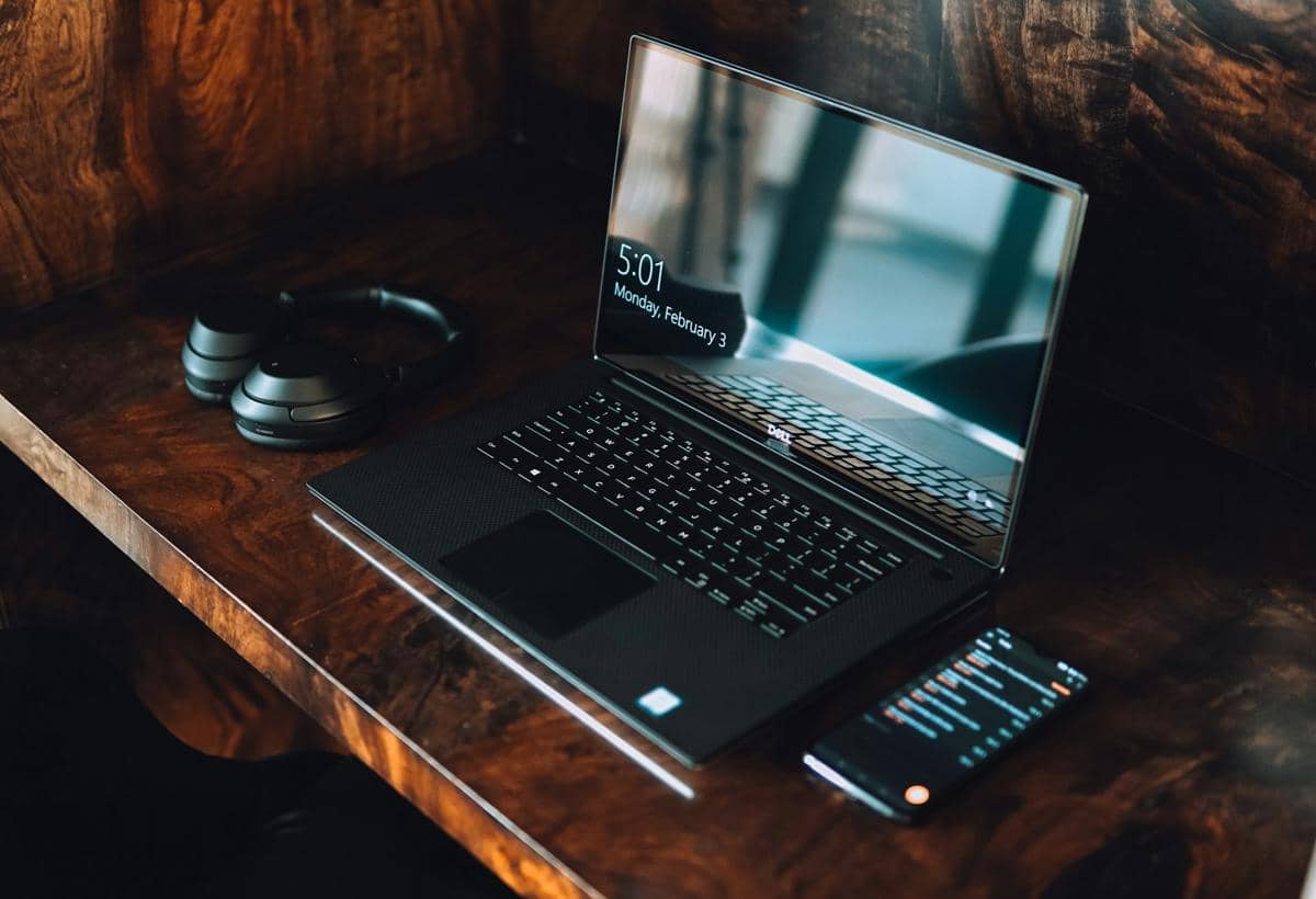 ilustrasi laptop